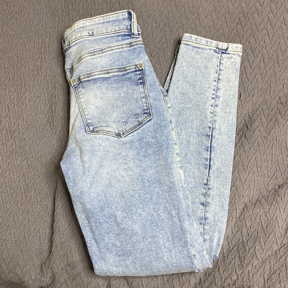 High Rise Light Wash Jeans - Picture 2 of 3